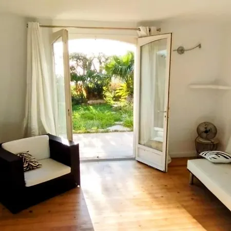 Confortable En Bord De Avec Piscine Villa