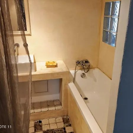 Confortable En Bord De Avec Piscine Villa
